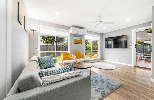 Beachmere House | Spacious Beachmere Retreat - Walk to the Bay