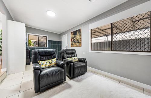 Beachmere House | Spacious Beachmere Retreat - Walk to the Bay