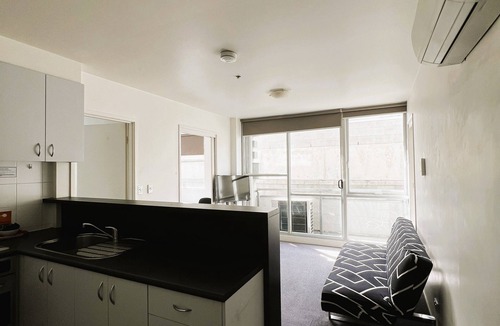 Carlton South Apartment | Spacious CBD Apartment for 5 | WiFi Included