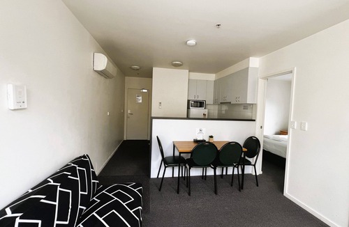 Carlton South Apartment | Spacious CBD Apartment for 5 | WiFi Included
