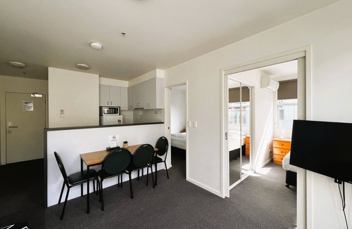 Carlton South Apartment | Spacious CBD Apartment for 5 | WiFi Included