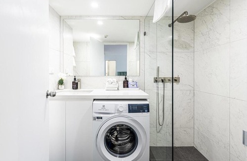 Darlinghurst Apartment | Spacious CBD Suite with Pool & Gym - Walk to Opera House