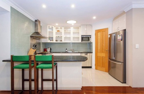 Fremantle House | Spacious Central Fremantle Home w Spa bath & garden