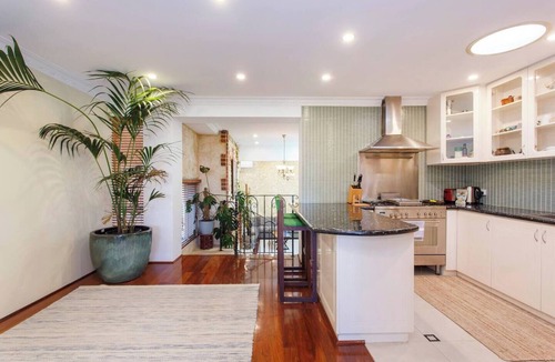 Fremantle House | Spacious Central Fremantle Home w Spa bath & garden