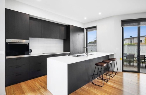 Torquay House | Spacious, Central to All Shops and beach