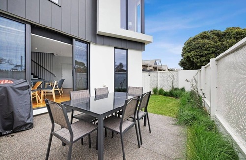 Torquay House | Spacious, Central to All Shops and beach