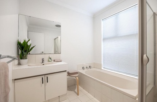North Perth Apartment | Spacious City Fringe 2 Bedroom with Courtyard