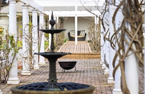 Merricks Beach House | Spacious Coastal Retreat with Pool & Garden - 2mins walk to Merricks Beach