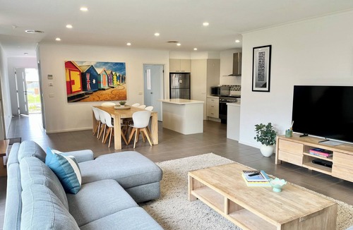 Torquay House | Spacious Coastal Retreat 400m to the Beach
