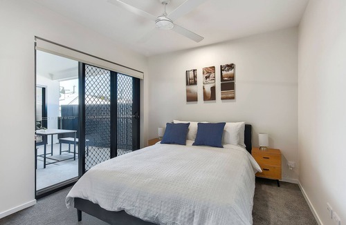 Mount Gravatt East Apartment | Spacious Family 3BR Top-Floor Stay | Views, 2-Car Parking & EV-Friendly