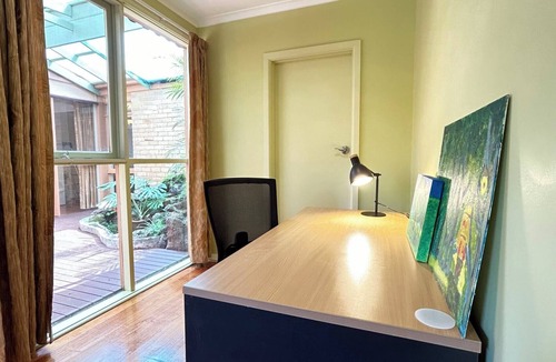 Mount Waverley House | Spacious Family Home | Walk To Train | Free Public Transport In April