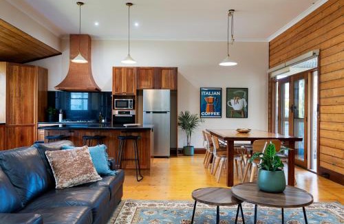 Castlemaine House | Spacious Goldfields Retreat - Central & Charming