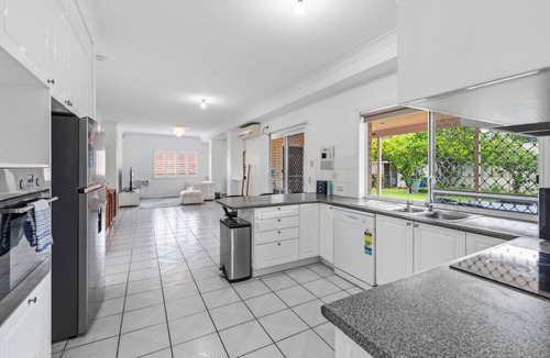 Calamvale House | Spacious Group Getaway w/Home Office & Full A/C