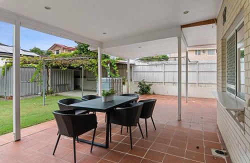 Calamvale House | Spacious Group Getaway with Home Office and Full Air Conditioning