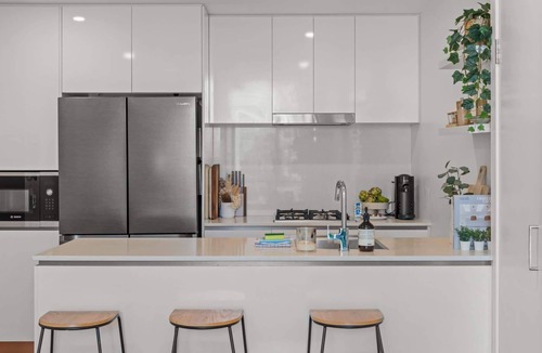Newstead Apartment | Spacious Inner-City Apartment with Pool