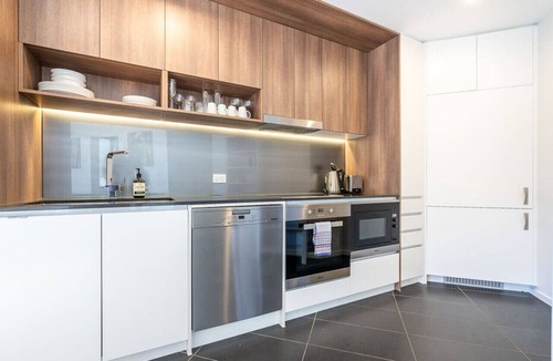 Kingston Apartment | Spacious Kingston Foreshore Apt