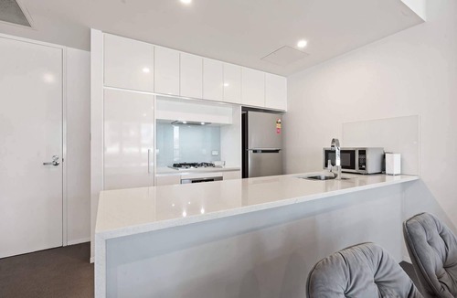 Kingston Apartment | Spacious Lakefront Apartment with Pool Access