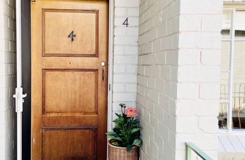 Hawthorn Apartment | Spacious & light-filled, Elm St makes for a homely holiday