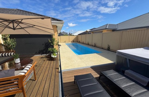 Southern River Villa | Spacious Modern Home – Warm Pool and spa, perfect for family and small group,