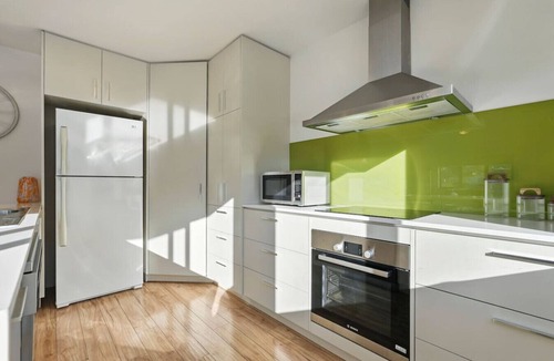 Geilston Bay Apartment | Spacious Modern Home