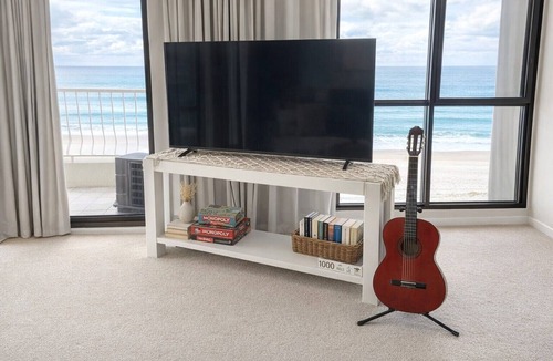 Surfers Paradise Apartment | Spacious Ocean View Unit — Pool, Tennis & Beaches