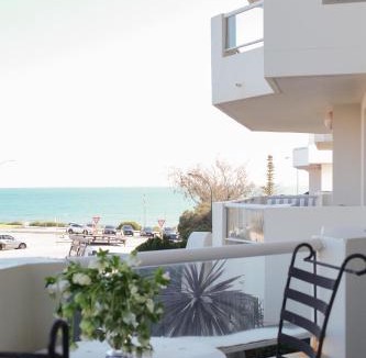 Cottesloe Apartment | Spacious, ocean-front, pied-à-terre with stunning views &opposite cafes