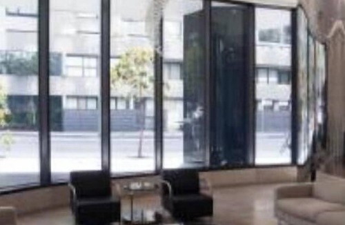 South Yarra Apartment | Spacious One-Bedroom Apartment with Spa & Sauna Access