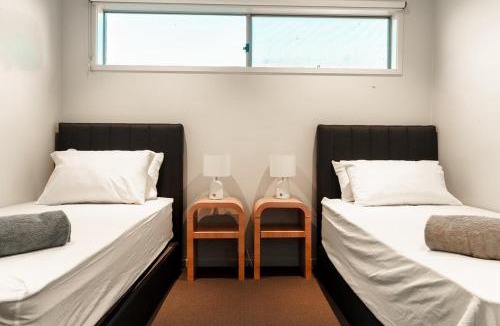 Point Cook House | Spacious Point Cook Retreat & Free Parking