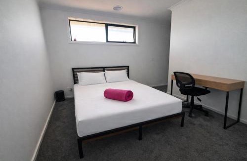 Werribee House | Spacious Private 4BR Upper Floor Sleeps 8 Spa Free parking
