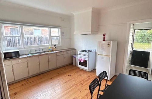 Broadmeadows House | Spacious Queen Room - CR2
