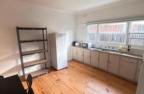 Broadmeadows House | Spacious Queen Room - CR2