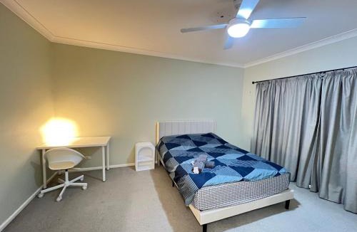 Rydalmere House | Spacious Queen Room in Two Story House - R3