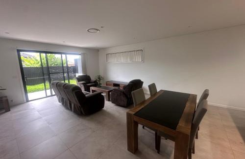 Guildford House | Spacious Queen Room with Attached Bathroom - OR1