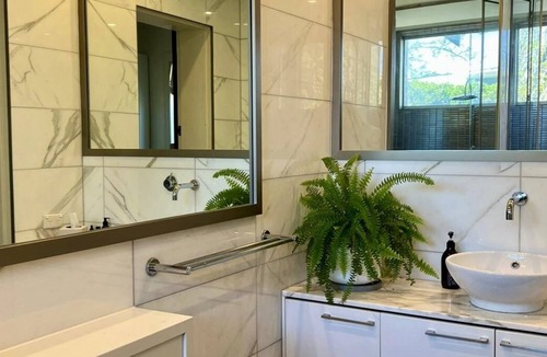 Caulfield North House | Spacious renovated Art Deco house