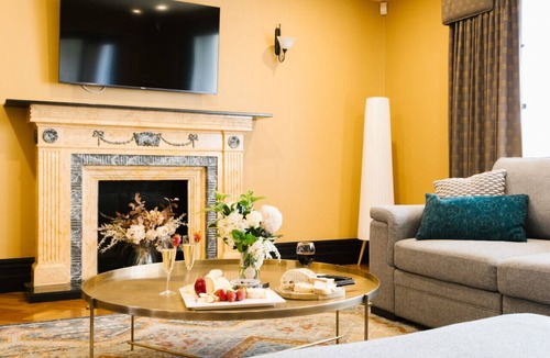 Lockleys House | Spacious Retreat: Enjoy the Beach & City