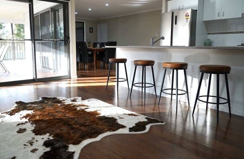 Denman House | Spacious Retreat, Walk to Town