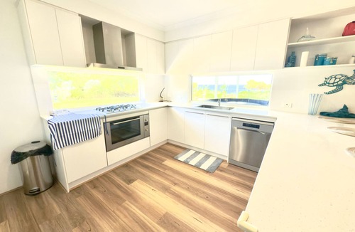 Waikiki House | Spacious, secure, modern beachfront paradise.
