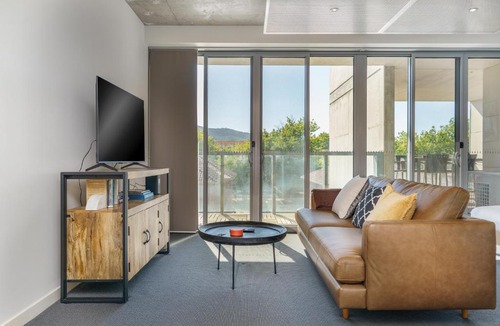 Braddon Apartment | Spacious Studio in a Prime Braddon Location - Hosted by Canstay