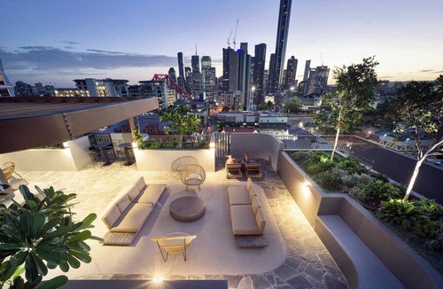 Fortitude Valley Apartment | Spacious & stylish apartment in James Street Precinct with pool, gym and rooftop