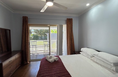 Tuncurry House | Spacious Stylish Coastal Escape