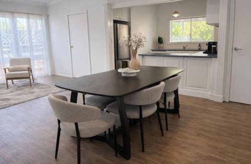 Sale House | Spacious Stylish Group Stay Sleeps 12 5bed3Bath