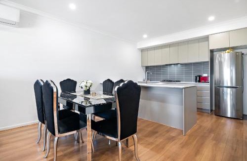 Tarneit House | Spacious Tarneit Home with Private Garden