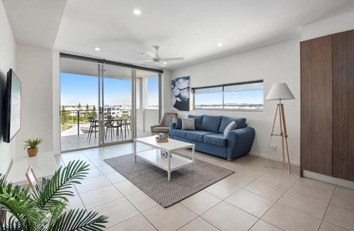Birtinya Apartment | Spacious Waterfront apartment opp Hospital