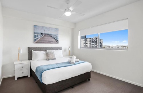Birtinya Apartment | Spacious Waterfront apartment opp Hospital