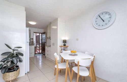 Kings Beach Apartment | Spanish Villas Unit 6, 3 Skyes Ave, Kings Beach