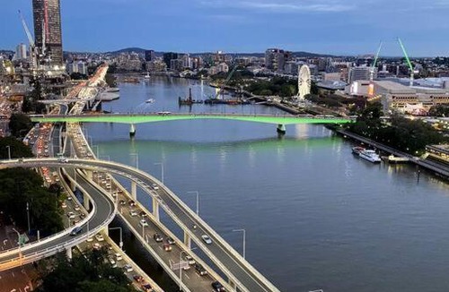 South Brisbane Apartment | Spectacular River View Apartment
