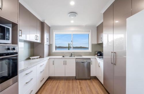 Sandy Bay House | Spectacular View, Modern Comfort