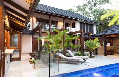 Mowbray Villa | Spice At Oak Absolute Oceanfront House