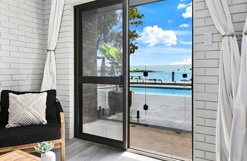 Traviston Apartment | Spring on the Esplanade