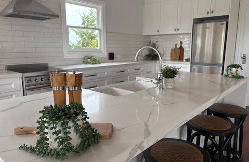 Cobains House | Springfield Lodge - Pet Friendly Executive Residence